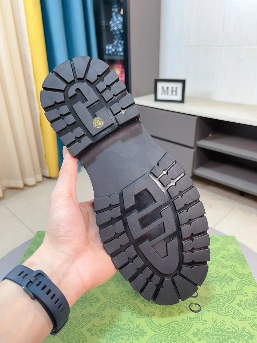 Men's shoes 💰500🌸🌸 (GUCCI) [can be made without label] G's new business boots are full-layer calfskin embossed with classic diamond pattern craftsmanship. They are high-end and classy, ​​versatile and have a full three-dimensional feel. They use raw rubber non-slip outsole. If you look closely, you will be addicted to the leather. You can't extricate yourself ~ the best on the market.          Fabric: Cowhide/Embossed Lining: Cowhide.          Please make a note when placing an order, size: 38-44 (37, 45, 46 can be customized and cannot be returned or exchanged)